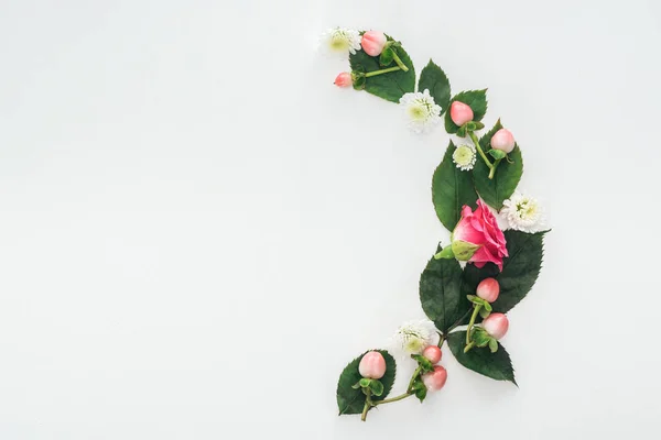 Vista Superior Composición Con Hojas Rosas Bayas Crisantemos Aislados Blanco —  Fotos de Stock