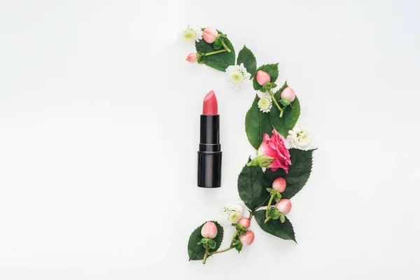 Vista Superior Composición Con Hojas Rosas Bayas Hrysanthemums Lápiz Labial — Foto de Stock