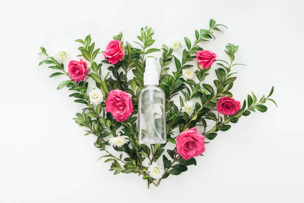 白地にピンクのバラ 緑ツゲの木と空のスプレー ボトルでの花の組成のトップ ビュー — ストック写真