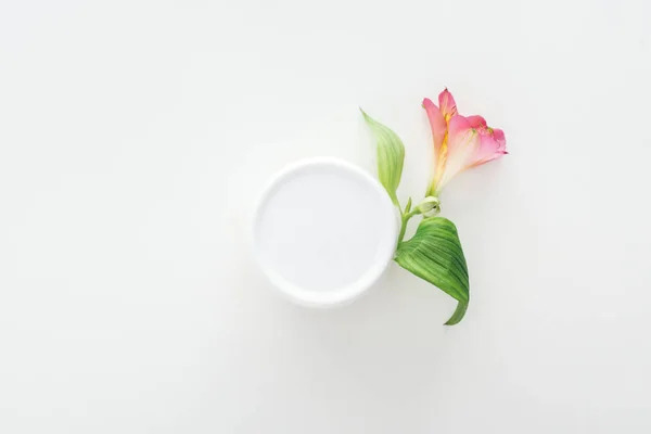Vista Superior Composição Com Flor Creme Beleza Garrafa Fundo Branco — Fotografia de Stock
