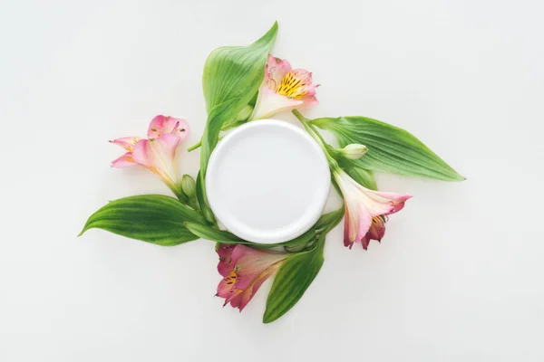 Vista Superior Composição Com Flores Creme Beleza Garrafa Fundo Branco — Fotografia de Stock