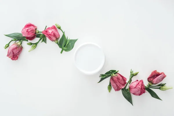 Beyaz Arka Plan Üzerinde Kompozisyon Şişe Pembe Eustoma Güzellik Kremi — Stok fotoğraf