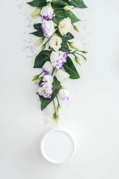 Vista Superior Composição Com Eustoma Roxo Branco Creme Beleza Garrafa — Fotografia de Stock