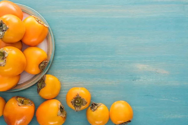 Bütün Persimmons Üstten Görünüm Kopya Alanı Ile Cam Tabakta — Stok fotoğraf