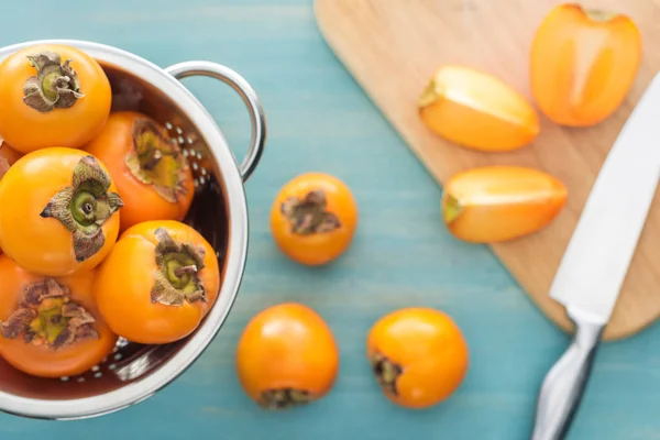 Selective Focus Orange Whole Persimmons Colander Slices Cutting Board — Stock Photo, Image