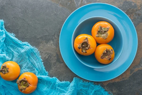 Top Visning Persimmons Blå Plader Med Kopi Plads - Stock-foto