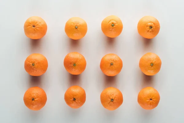 Flat Lay Com Tangerinas Laranja Maduras Brilhantes Fundo Branco — Fotografia de Stock