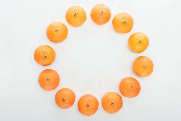 Rund Ram Mogna Orange Mandariner Vit Bakgrund Med Kopia Utrymme — Stockfoto