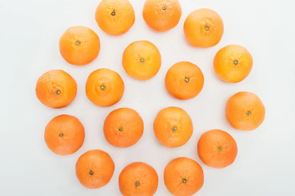 Draufsicht Auf Reife Orange Mandarinen Kreisförmig Auf Weißem Hintergrund Angeordnet — Stockfoto