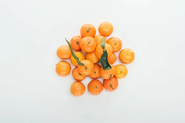 Felülnézet Világos Érett Narancs Tangerine Halmozott Bolyhos Fehér Alapon Zöld — Stock Fotó