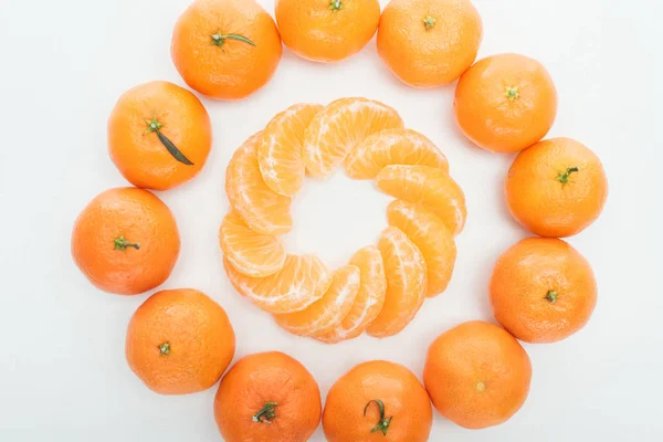 Flat Lay Circles Peeled Tangerine Slices Whole Tangerines White Background — Stock Photo, Image