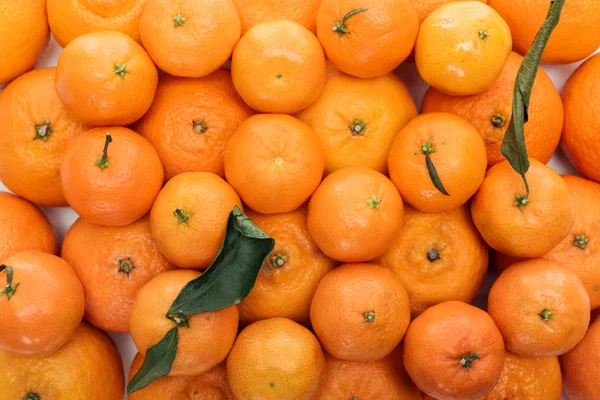 Ovanifrån Hela Mogna Mandariner Med Gröna Blad Stacken Vit Bakgrund — Stockfoto