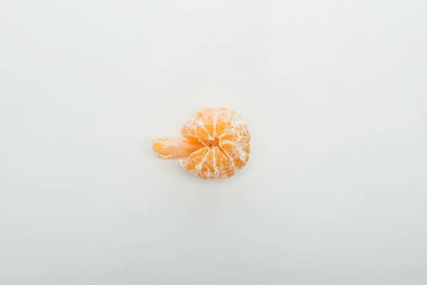 Ovanifrån Hela Skalade Mandarin Och Slice Vit Bakgrund Med Kopia — Stockfoto