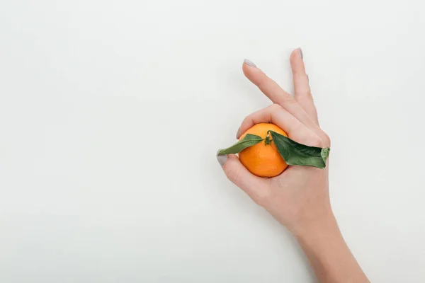 Bijgesneden Beeld Van Vrouw Weergegeven Bord Met Tangerine Hand — Stockfoto