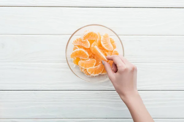 Vue Recadrée Femme Qui Prend Une Tranche Mandarine Dans Bol — Photo