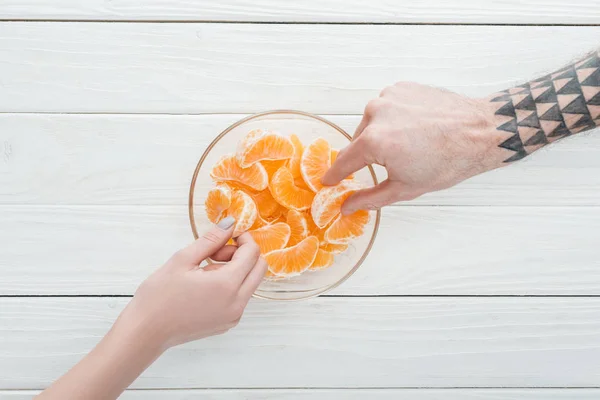 Nézd Pár Figyelembe Mandarin Szeleteket Fehér Fából Készült Asztal Üveg — Stock Fotó