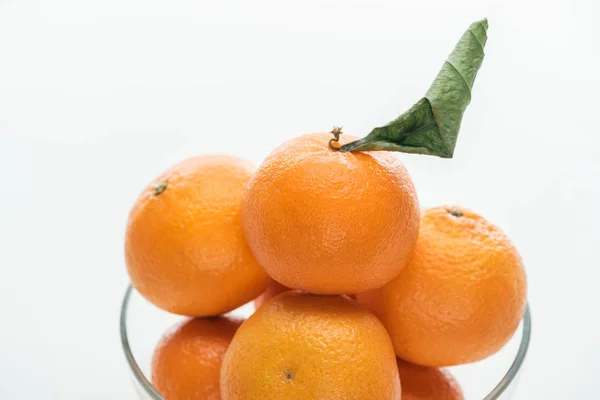 Detailní Záběr Hromady Mandarinek Skleněné Mísy Bílém Pozadí — Stock fotografie