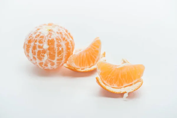 Mandarinkový Plátky Slupky Celé Plody Bílém Pozadí — Stock fotografie