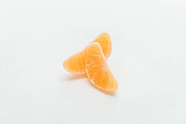 Спелые Ярко Оранжевые Мандариновые Ломтики Белом Фоне — стоковое фото