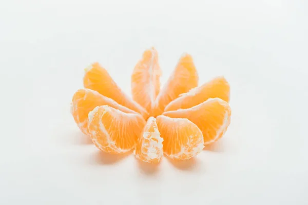 Rijpe Tangerine Stukjes Sinaasappel Cirkel Witte Achtergrond — Stockfoto