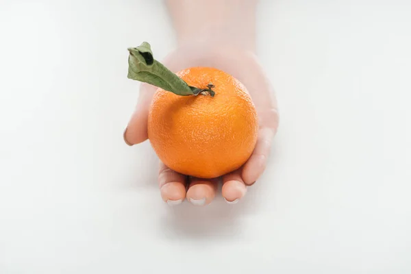 Bijgesneden Beeld Van Vrouw Met Rijpe Hele Ongeschild Tangerine Met — Stockfoto