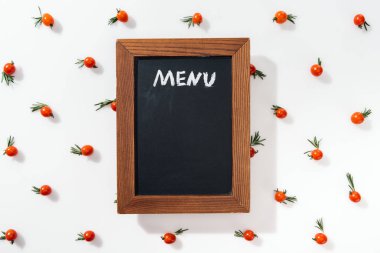 Tebeşir kurulu ile menü yazı cherry domates ve yaprakları arasında 