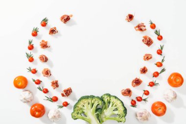 domates, yaprakları, prosciutto, brokoli ve sarımsak kopya alanı ile Üstten Görünüm