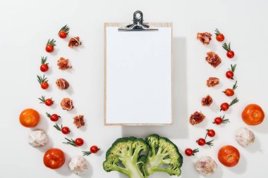 Üstten Görünüm olarak domates, yaprak, brokoli, prosciutto ve sarımsak arasında boş Pano