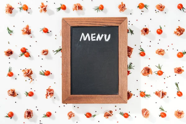 粉笔板与菜单字母之间的西红柿 香料和叶子 — 图库照片