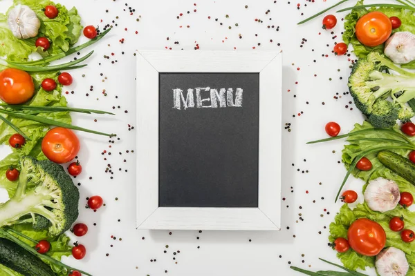 在西红柿 生菜叶子 香料和大蒜中 可以看到粉笔板的顶视图 — 图库照片