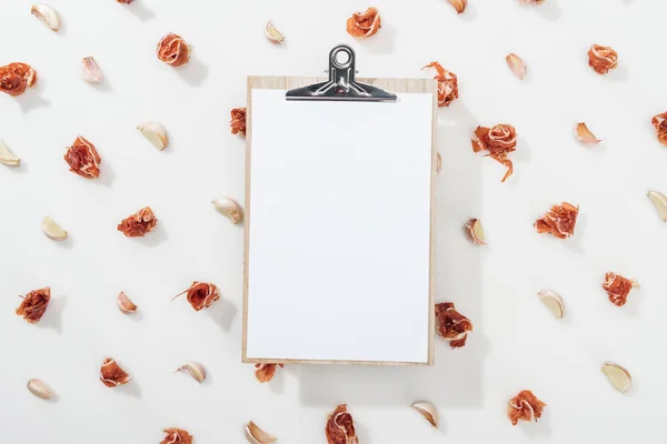 Top View Clipboard Prosciutto Garlic Cloves — Stock Photo, Image