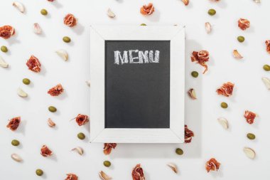 Tebeşir kurulu menü yazı arasında jambon, zeytin ve sarımsak karanfil ile Üstten Görünüm