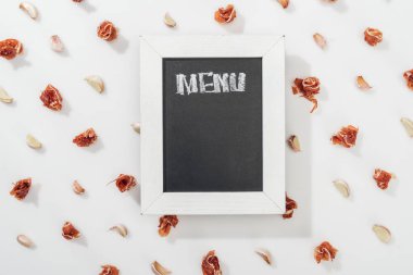 Tebeşir kurulu menü yazı arasında jambon ve sarımsak karanfil ile Üstten Görünüm