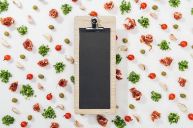 Salam, zeytin, diş sarımsak, yeşillik ve domates arasında boş Pano