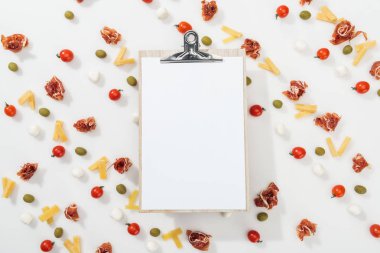 Pano zeytin, jambon, mozzarella peyniri, peynir ve domates arasında beyaz