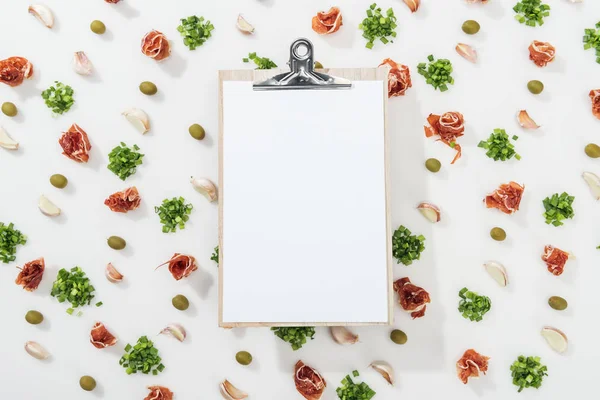 Top View Clipboard Prosciutto Olives Garlic Cloves Greenery — Stock Photo, Image