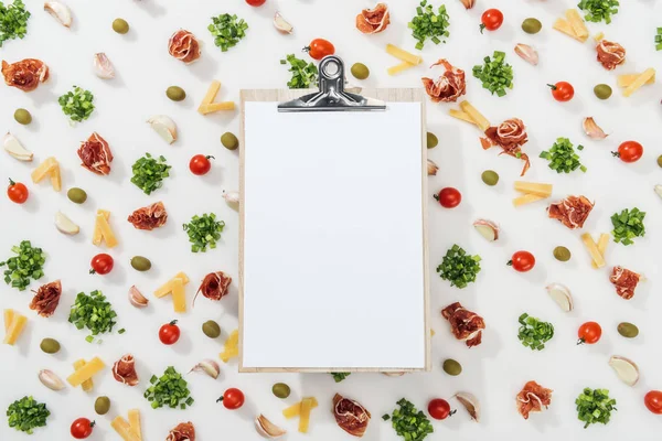 Top View Clipboard Olives Prosciutto Greenery Cut Cheese Garlic Cloves — Stock Photo, Image