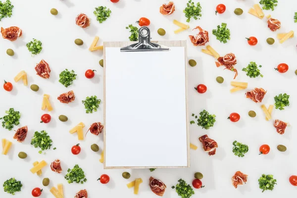 White Clipboard Olives Prosciutto Greenery Cut Cheese Cherry Tomatoes — Stock Photo, Image