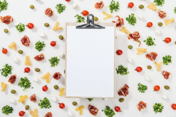 Empty Clipboard Menu Lettering Olives Prosciutto Greenery Mozzarella Cut Cheese — Stock Photo, Image