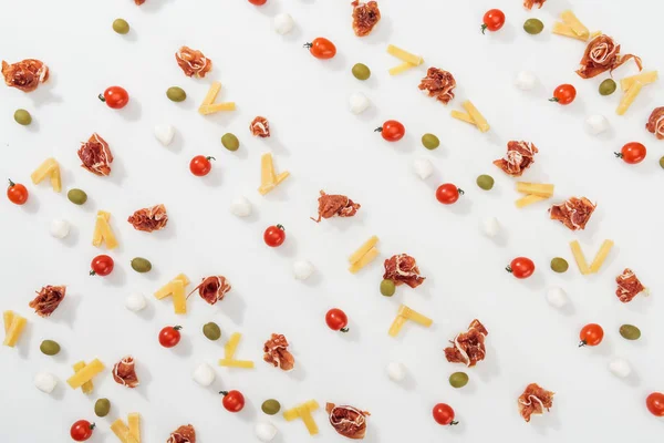 意大利 马苏里拉 切奶酪和樱桃西红柿的顶视图 — 图库照片