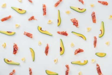 prosciutto dilimlenmiş avokado ve limon yakınındaki beyaz arka plan üzerinde yukarıdan
