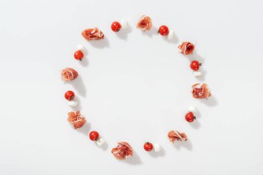 Kırmızı kiraz domates ve mozzarella peyniri lezzetli prosciutto üstten görünüm beyaz arka plan üzerinde