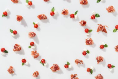 prosciutto beyaz zemin üzerine lezzetli organik gıda yakınındaki düz lay
