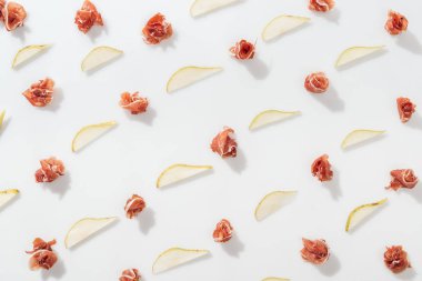 prosciutto beyaz zemin üzerine dilimlenmiş sulu armut yakınındaki düz lay