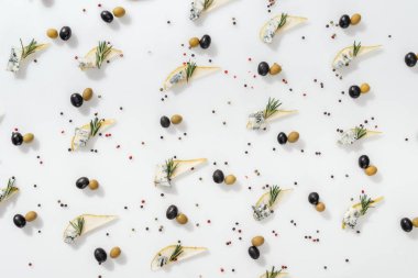 mavi peynir ve biberiye twigs yakınındaki beyaz arka planda siyah ve yeşil zeytin ile dilimlenmiş armut düz lay