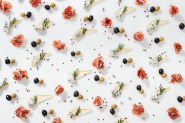 mavi peynir ve biberiye twigs siyah ve yeşil zeytin ve beyaz zemin üzerine lezzetli prosciutto ile dilimlenmiş armut düz lay