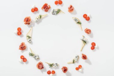 beyaz zemin üzerine mavi peynir ve biberiye twigs lezzetli salam, domates ve mozzarella peyniri ile dilimlenmiş armut Üstten Görünüm