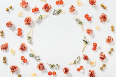 mavi peynir ve biberiye twigs prosciutto ve beyaz arka plan üzerinde organik maddeler ile dilimlenmiş armut düz lay