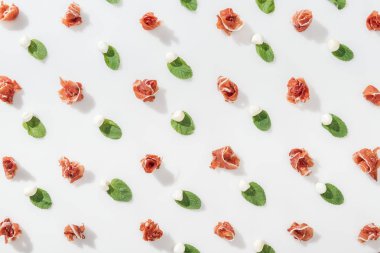 Yeşil fesleğen yaprakları ve mozzarella peyniri lezzetli prosciutto üstten görünüm beyaz arka plan üzerinde