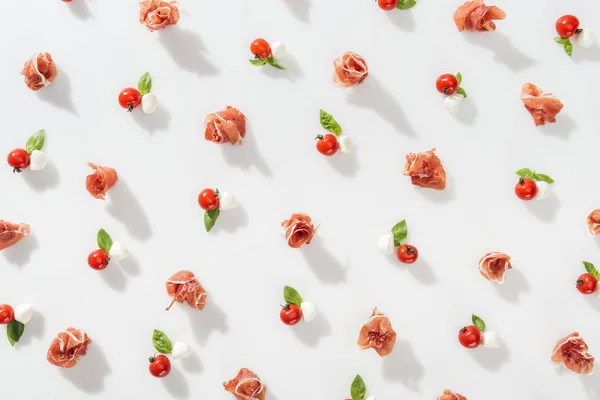 Felülnézet Ízletes Prosciutto Közelében Piros Cseresznye Paradicsom Mozzarella Sajt Bazsalikom — Stock Fotó